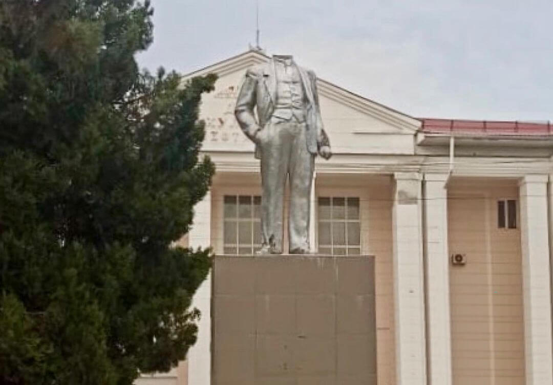 На Кубани завели дело на парня, который «обезглавил» памятник Ленину