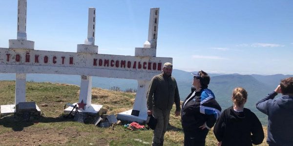 Разбитые вандалами плиты на горе Семашхо не имеют отношения к военному мемориалу