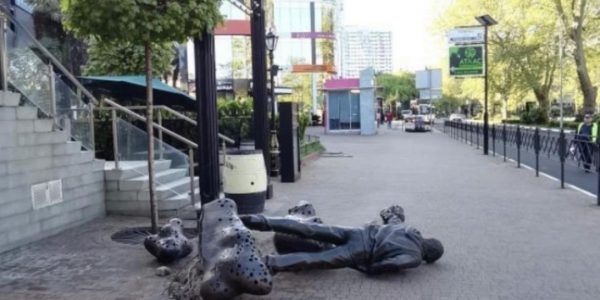 В центре Сочи упала скульптура Рыжего из «Иванушек»