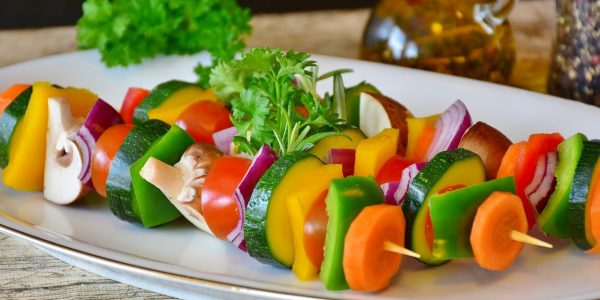 Диетологи рекомендуют россиянам перед шашлыком съесть салат и поговорить