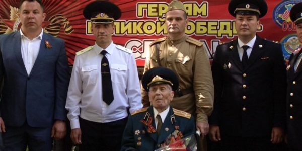 Сотрудники УВД Краснодара поздравили с Днем Победы ветерана Тимофея Угрюмова