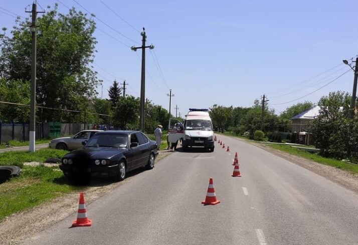На Кубани машина сбила перебегавшую дорогу 10-летнюю девочку