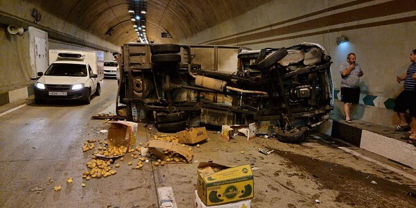 В Сочи в тоннеле столкнулись четыре машины, одна из них перевернулась