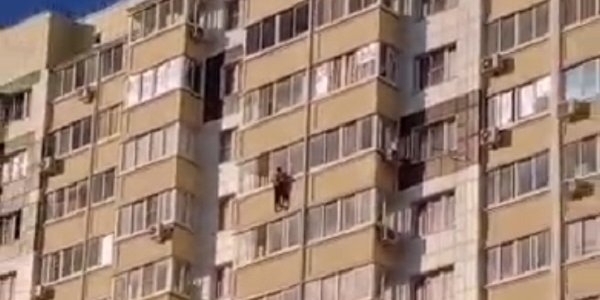 В Краснодаре мужчина сорвался с балкона и погиб