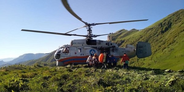 В Адыгее спасатели эвакуировали на вертолете туриста, сломавшего ногу в горах