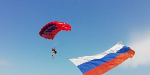 В День России над Краснодаром пролетят 10 мотопарапланов с флагами