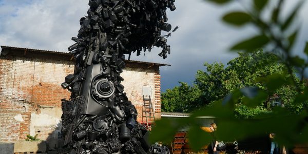 В Краснодаре представили арт-инсталляцию «Волна». Фоторепортаж