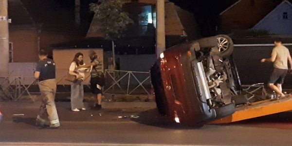 В Краснодаре иномарка перевернулась, зацепившись за бордюр и влетев в ограждение