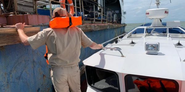 На Кубани пограничники помогли доставить с танкера на берег моряка с инсультом