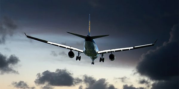 Над аэропортом Сочи молния ударила в самолет при заходе на посадку