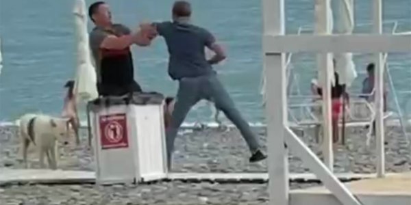 В Сочи два пьяных туриста устроили драку на пляже