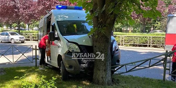 В ДТП с машиной скорой помощи в Краснодаре пострадал 25-летний фельдшер