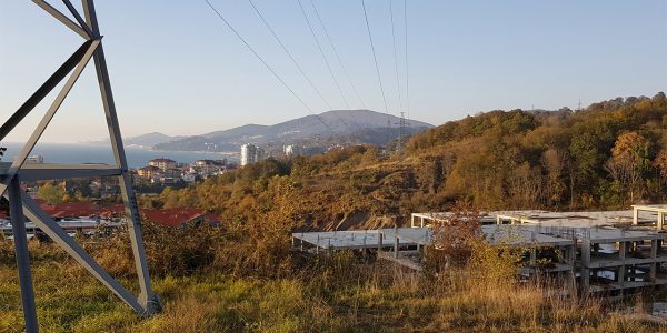 В Сочи энергетики добились сноса недостроенных зданий в охранной зоне ЛЭП