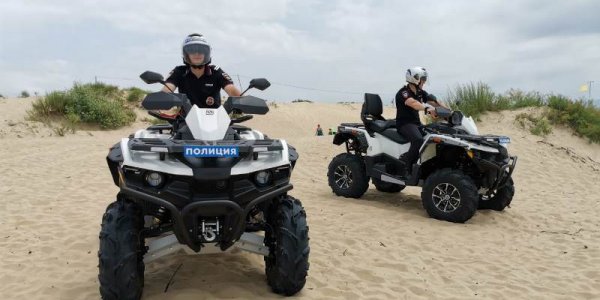 В Анапе полицейские на квадроциклах распугивают в дюнах пляжных воришек