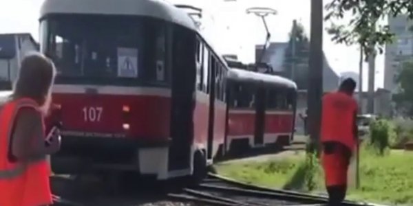 В Краснодаре трамвай «переехал» на другие рельсы и парализовал движение