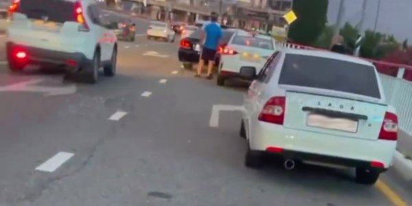 В Сочи два водителя устроили драку по дороге в аэропорт
