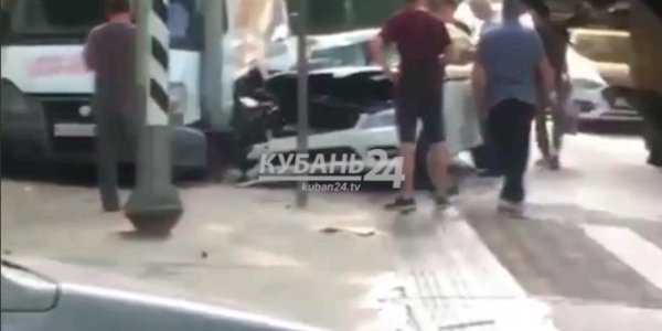В Сочи пьяный сотрудник автомойки угнал Mercedes и врезался на нем в «Газель»