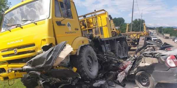 На Кубани в жестком ДТП с КамАЗом погиб водитель иномарки