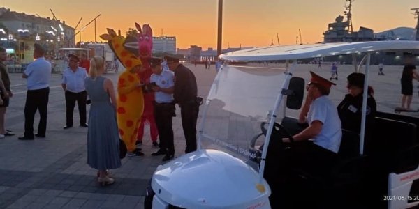 На набережной Новороссийска задержали аниматоров-зазывал в костюмах коней