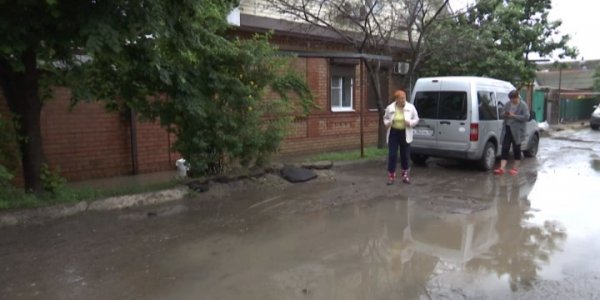 В Ейске после ливня подтопило несколько домов из-за неудачного ремонта дороги