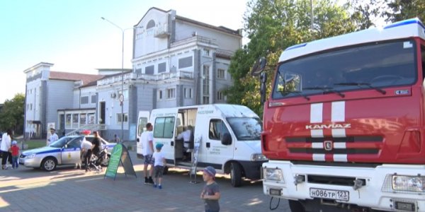 В Туапсе полицейские, пожарные и воспитатели вышли на «Парад профессий»