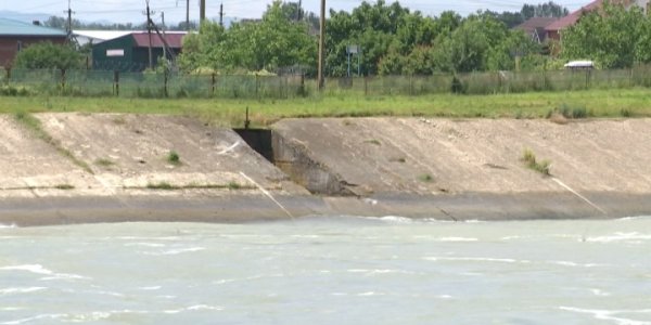 Эксперты: уровень воды в Краснодарском море сильно повысился, но опасений нет