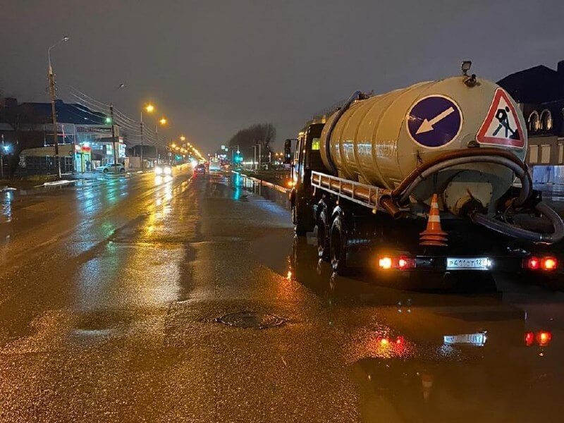 В Краснодаре после ночного ливня подтопило 14 улиц