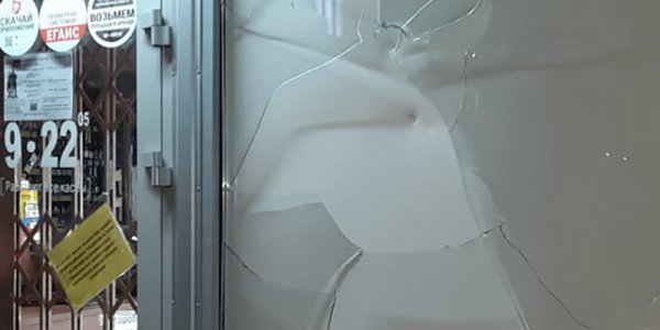 В Краснодаре пьяный мужчина ночью разбил молотком окно в алкогольном магазине