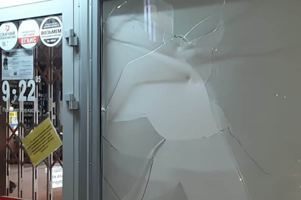 В Краснодаре пьяный мужчина ночью разбил молотком окно в алкогольном магазине