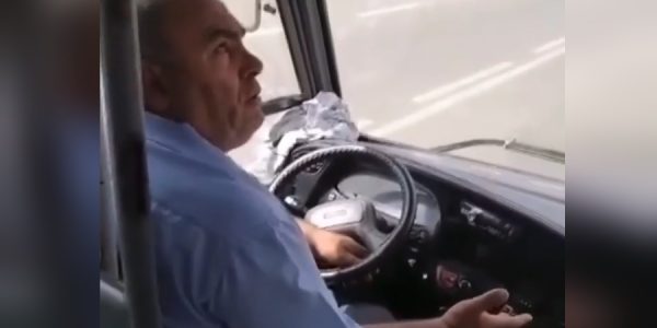 В Краснодаре водитель автобуса высадил пассажиров за попытку оплатить картой