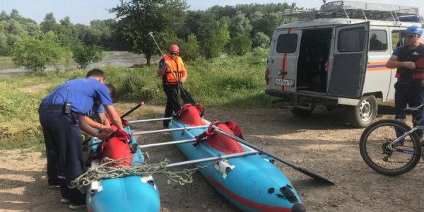 На Кубани унесенную течением реки девочку ищут 93 человека