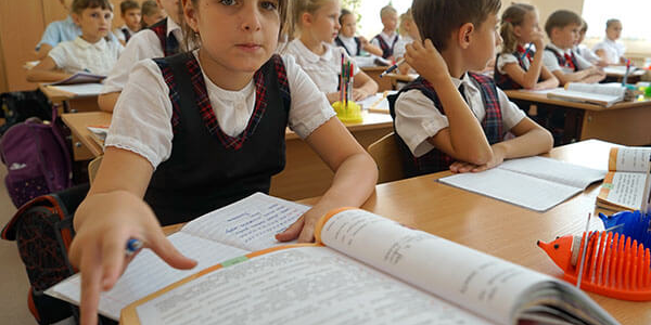 Кабмин дополнил указ о выплате в 10 тыс. рублей для родителей первоклассников