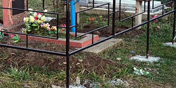На Кубани вандалы разрушили надгробия на кладбище и сдали их части на металлолом