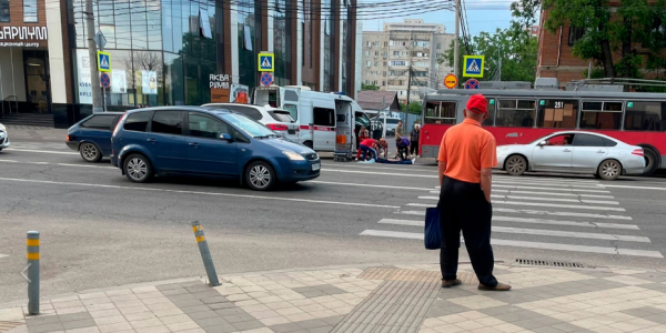 В Краснодаре иномарка сбила подростка на пешеходном переходе