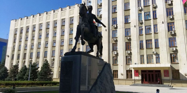 В Краснодаре оголившемуся на памятнике казачеству мужчине дали два года условно