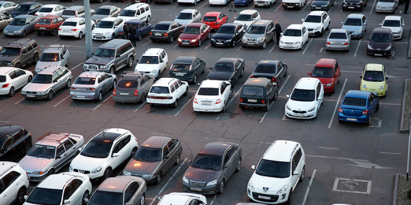 В Госдуме предложили обеспечить многодетным семьям бесплатные места на парковках