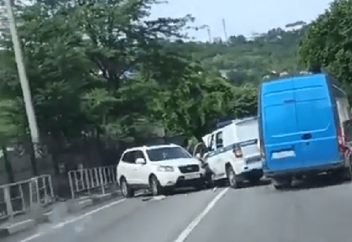 На Кубани полицейский автомобиль столкнулся с иномаркой
