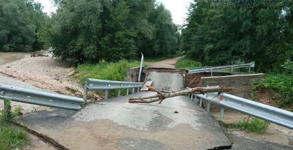 В Мостовском районе после сильных дождей частично обрушился мост