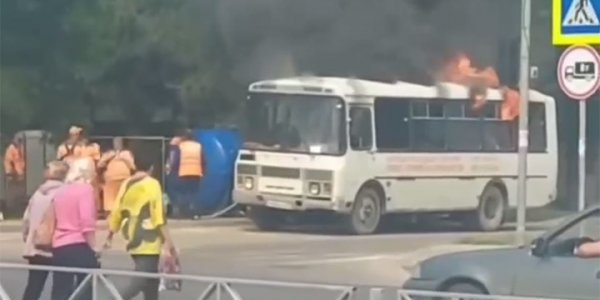 В Краснодаре сгорел автобус ПАЗ, который перевозил дорожных рабочих