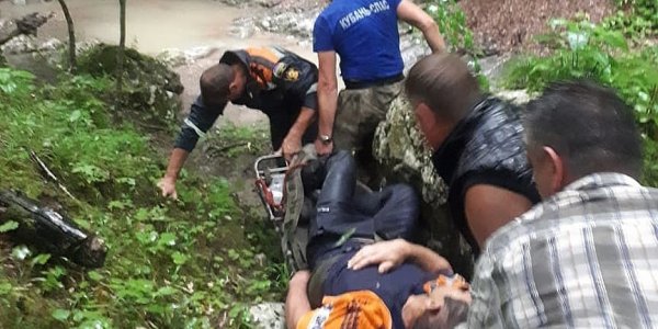 В Мостовском районе мужчина сорвался с пятиметровой скалы и упал на камни