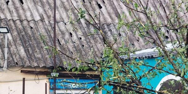 В Павловском районе град с грецкий орех повредил крыши домов, школы и детсада