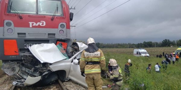 В Анапе поезд на переезде протаранил легковушку, два человека погибли