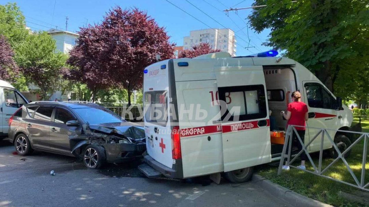 В Краснодаре скорая помощь во время ДТП сбила ограждение и врезалась в  дерево - 9 июня, 2021 Все новости, Происшествия «Кубань 24»