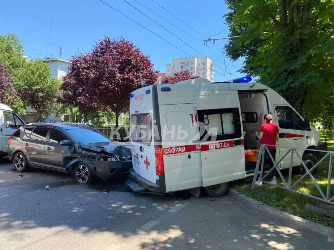 В Краснодаре скорая помощь во время ДТП сбила ограждение и врезалась в  дерево - 9 июня, 2021 Все новости, Происшествия «Кубань 24»