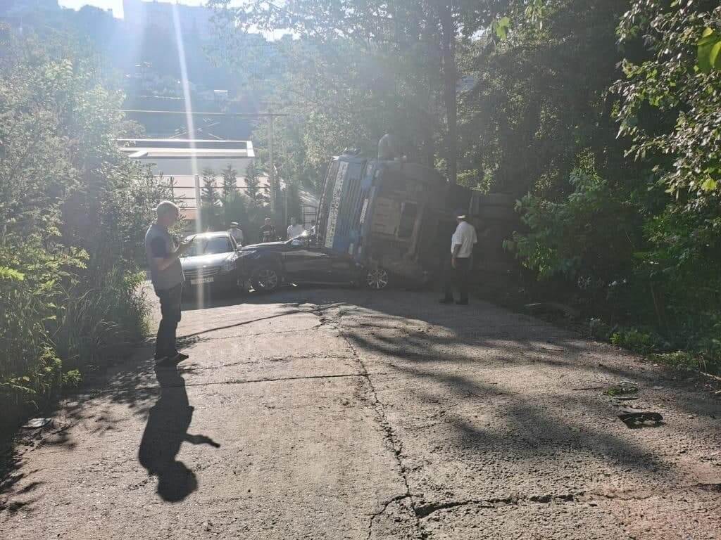 В Сочи автомиксер опрокинулся на крутом подъеме и повредил 4 машины - 11  июня, 2021 Все новости, Происшествия «Кубань 24»