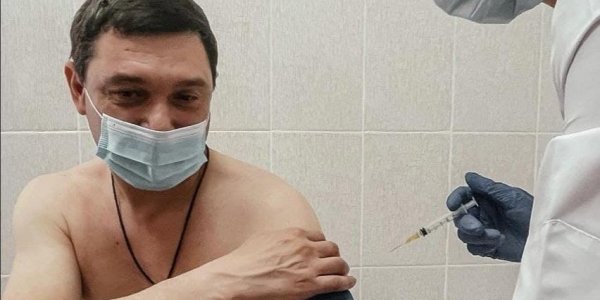 Мэр Краснодара Евгений Первышов, переболевший коронавирусом, прошел вакцинацию