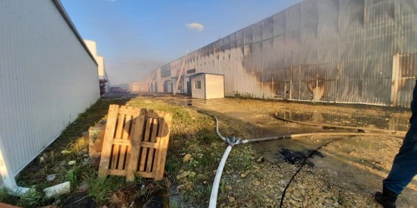 В Темрюке потушили крупный пожар на складе