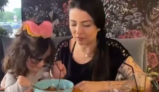 Девочка с «маской Бэтмена» и ее мама оценили русскую традиционную кухню. Видео