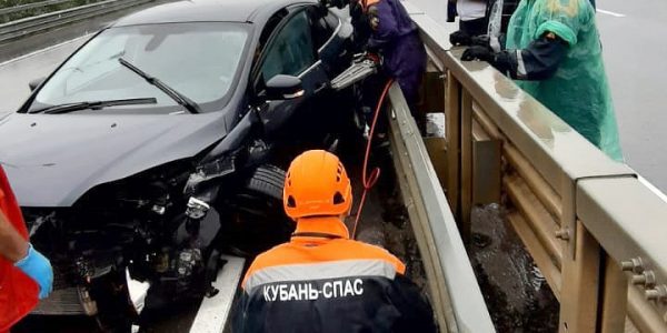 В Сочи спасатели деблокировали водителя, зажатого в машине после ДТП