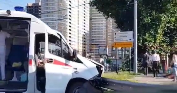 В Краснодаре в ДТП с машиной скорой помощи пострадали три человека